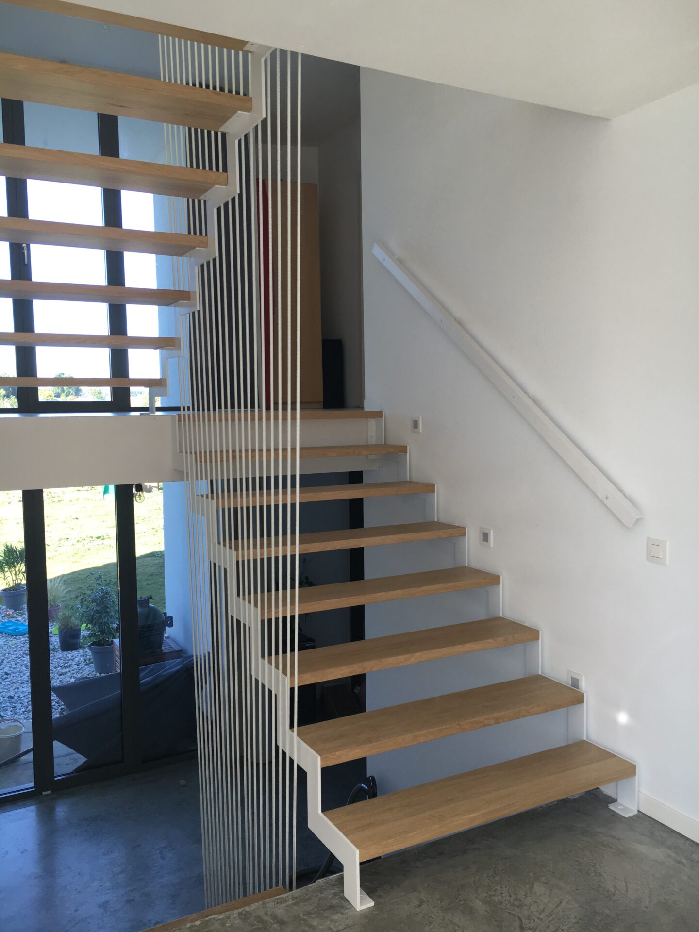 Maison Engels escalier sur 3 niveaux acier laqué blanc chêne balustrade corde